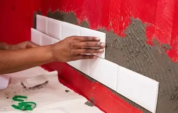 چسباندن سرامیک روی دیوار رنگ شده؛ وسایل و مراحل کار
